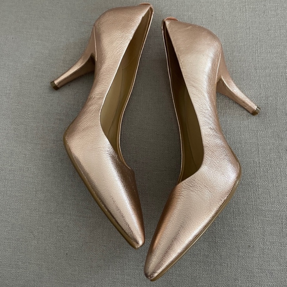 EUC Michael Kors leather heels in Rose Gold